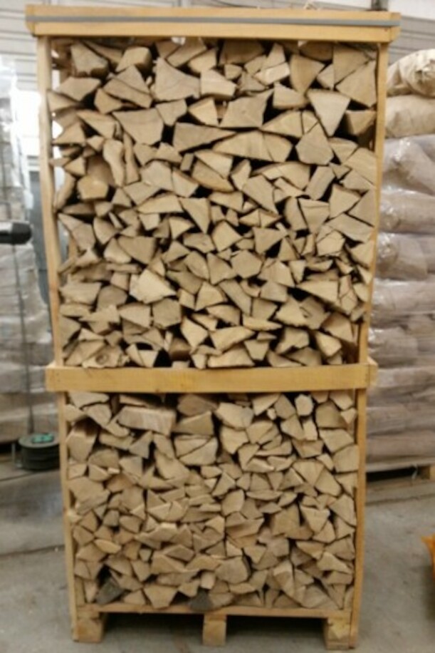 Brennholz auf Paletten Brennholz